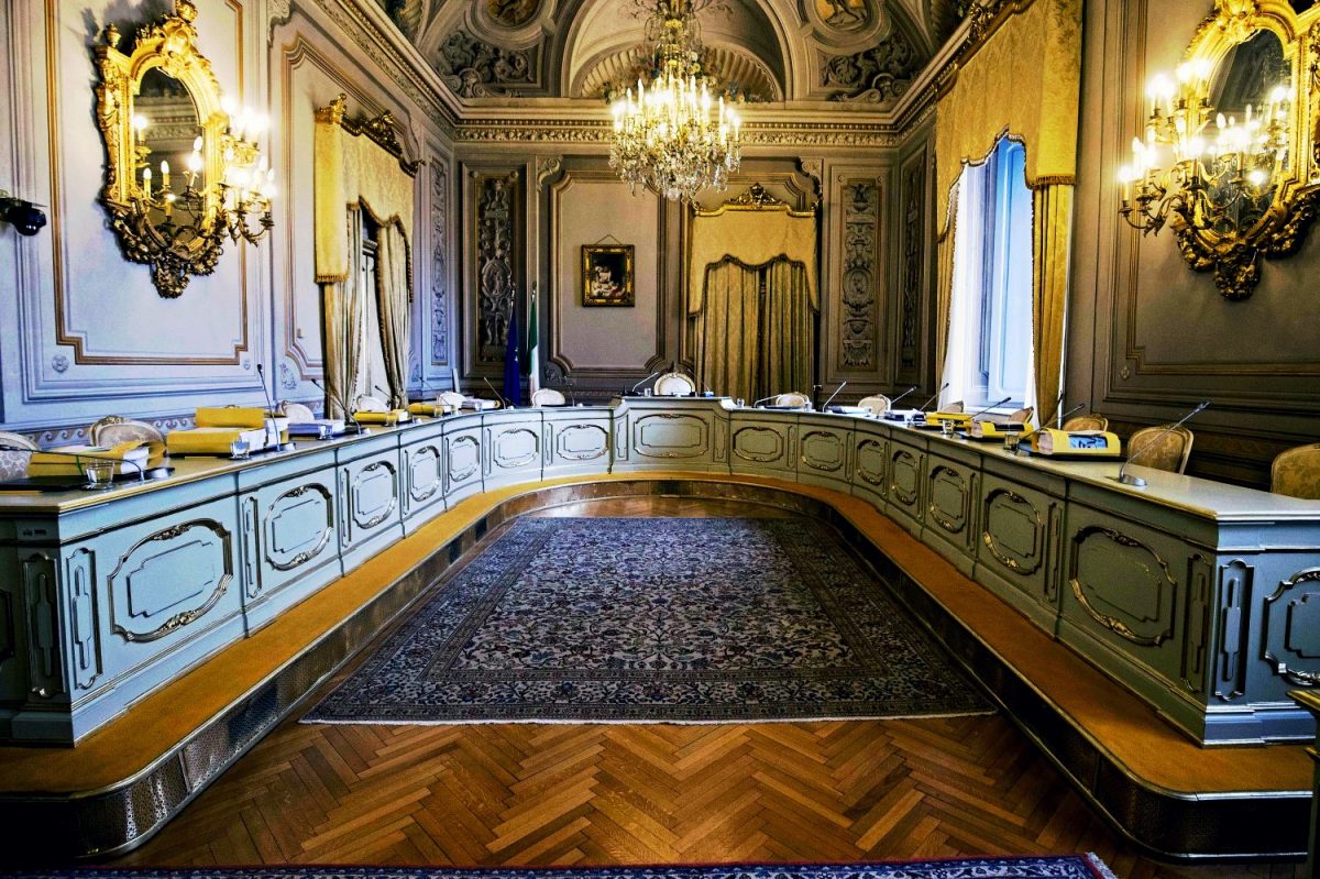 Nessuna “deriva tumpiana”, la destra sulla sulla Consulta fa quel che fece la sinistra. O almeno ci prova