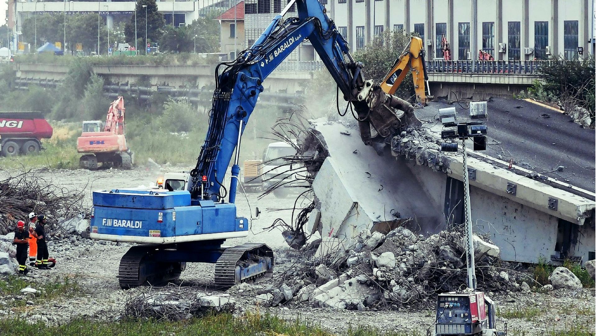 Ponte Morandi, la demolizione dovrà essere per gara pubblica