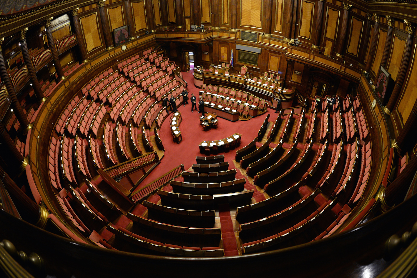 Duplice anomalia: il governo legifera attraverso decreti urgenti che il parlamento poi emenda