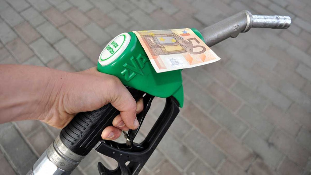 L’incidenza dei carburanti: il consumatore al distributore