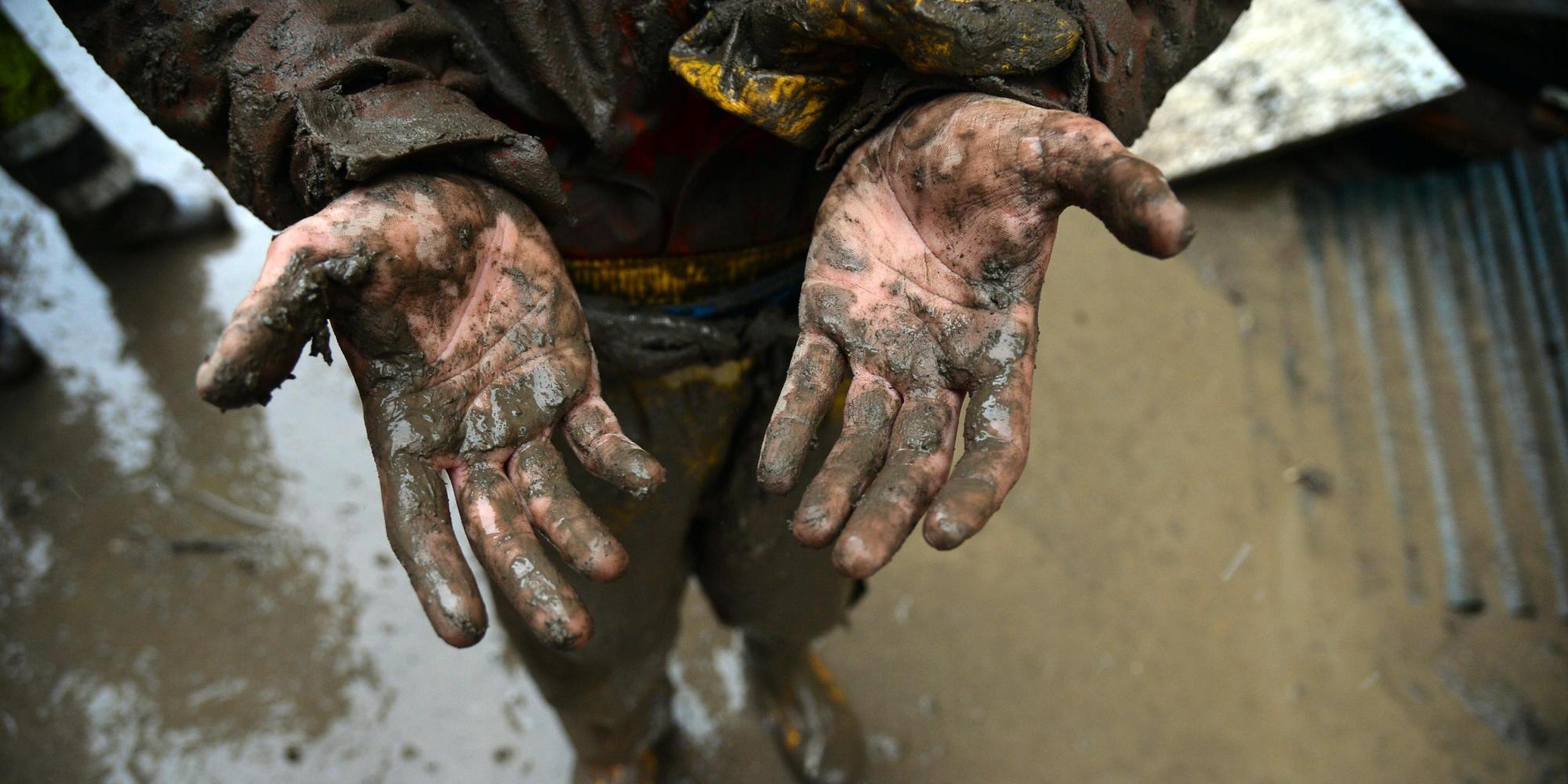 Le mani nel fango