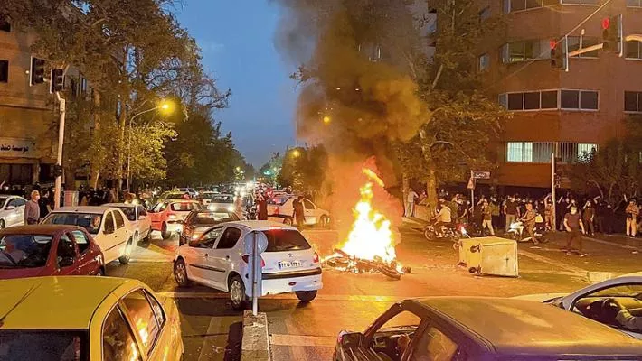 Condanne a morte, arresti, omicidi: così Teheran silenzia le proteste