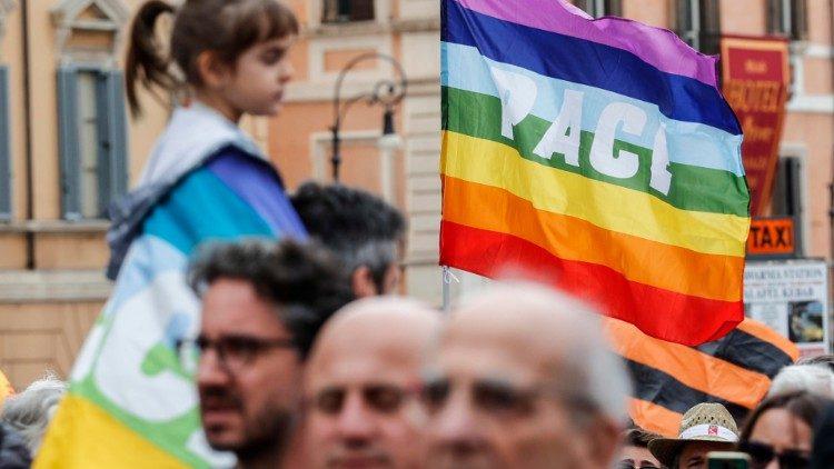 Roma e Milano piazze inconciliabili, sulla pace il Pd tagli la sirena populista