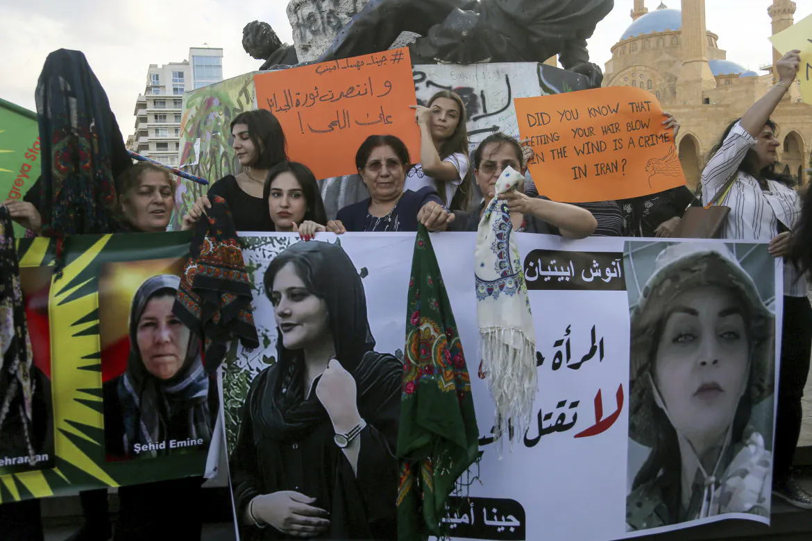 Le parole che mancano in difesa delle ragazze di Teheran e Kabul