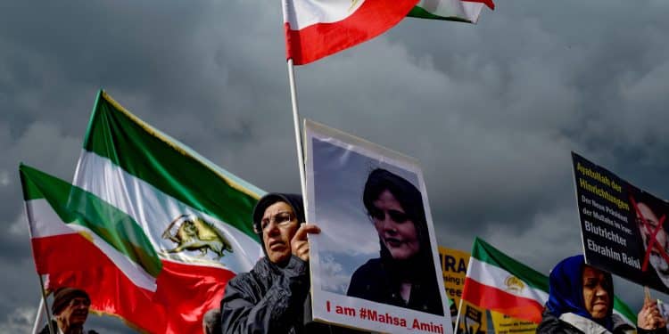 Un anno fa l’omicidio di Mahsa Amini, ma nessuno si occupa più della rivolta delle donne in Iran