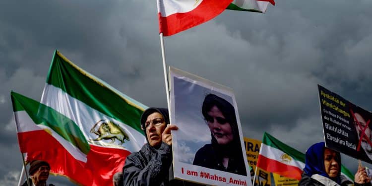 Staccò la foto di Khamenei dal muro della classe, l’hanno ridotta allo stato vegetativo