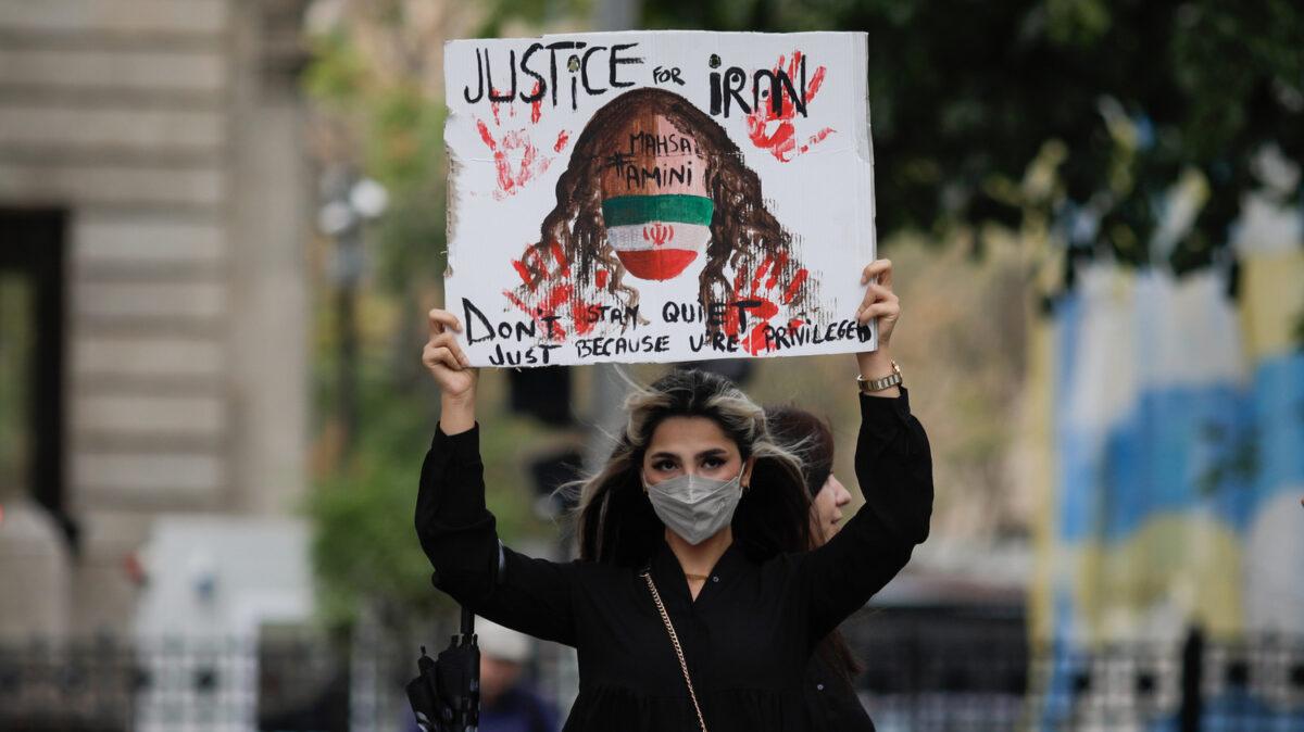 Manifesta per la libertà, contro il regime iraniano: Sarina Esmailzadeh uccisa a colpi di manganello