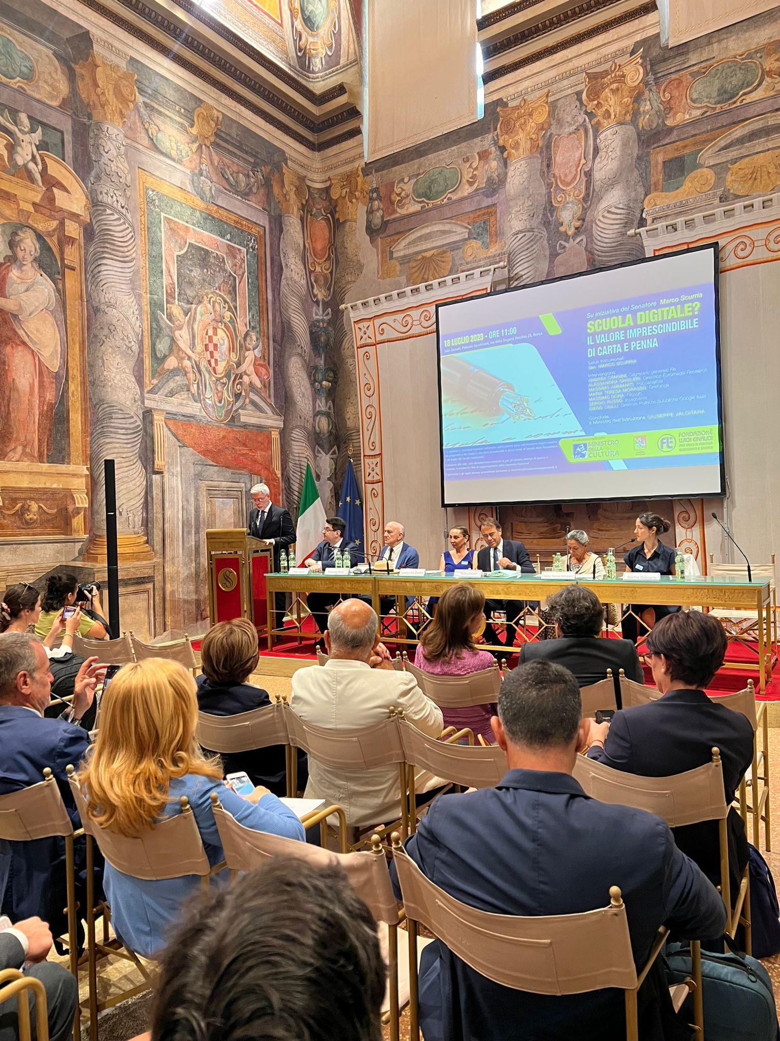 Valditara: l’eccellente Studio della Fondazione Luigi Einaudi dimostra l’imprescindibilità di carta e penna