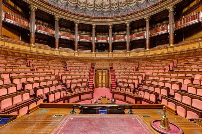 È il momento di rivedere l’istituto dei senatori a vita