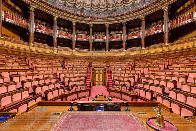 Da anni il Parlamento è svuotato dei suoi poteri