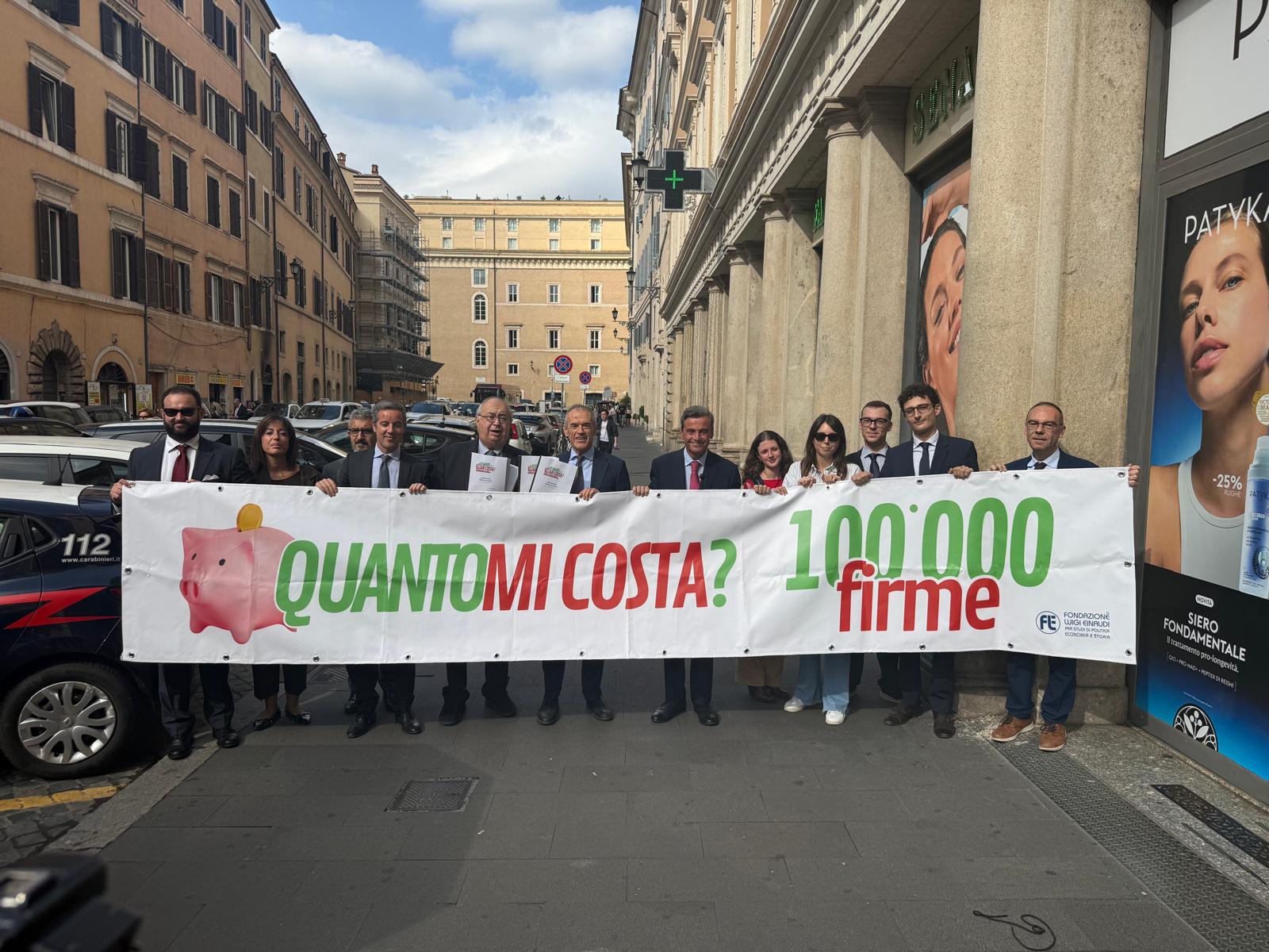Consegna delle prime 100.000 firme iniziativa “Quanto mi costa?” Consegna delle prime 100.000 firme iniziativa “Quanto mi costa?”